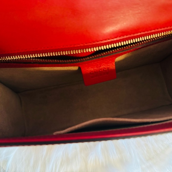🔥NEGOTIABLE 🔥Gucci Red and Gold Shoulder Bag with Chain Detail - Picture 8 of 10